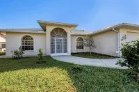 Cheerful & Vibrant Home Near Mineral Springs