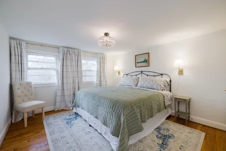 Charming 1920s Townhome in Old Town! Отели в г. Александрия