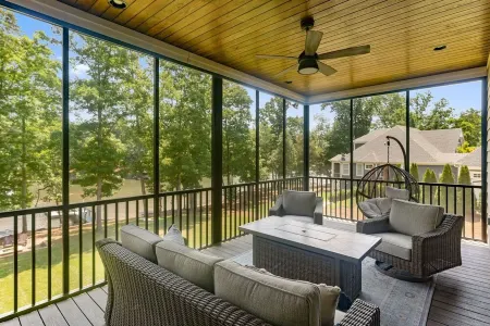 Lakefront 5 bedroom- Firepit, Bar, Screen Porch, Bunkroom! Отели в г. York County