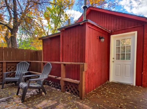 2024 Remodeled Creekside Cabin Steps to Downtown Manitou Springs Lic#9244