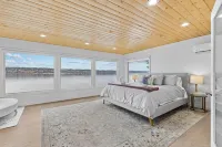 Zen & Modern beachfront home on Vashon- grill/pet/family/wifi/games/beach/seals
