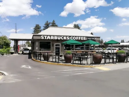 Sunshine Retreat - Hot Tub & Game Room &BBQ &AC close to Old Mill Отели рядом с достопримечательностью «Государственный университет Орегон в Каскейдс»