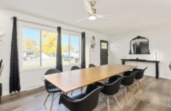 Enjoy the Hot Tub and Gas Fire Pit in This 5 Bedroom 2.5 Bath House