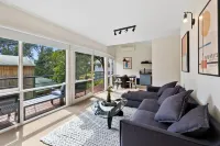 Boxy's Beach House: Perfect Location - Sea ViewsPeace & Quiet - Walk Anywhere