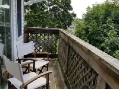 Newly refurbished, Sunny bright In-law suite.15 minute easy drive to Boston Hotels in Watertown