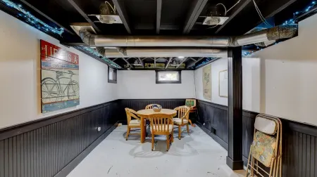 Historic 3 BR Home w/ Game Room Near Millikin Univ. Отели рядом с достопримечательностью «Glass House»