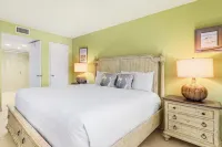 Beach front 1b/1b condo.  Amazing Sunsets and Resort Amenities
