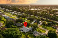 Poolside Golf Paradise: 2 King Bdrms: Beaches 15 Min: Game Room: Tee, Sun & Fun