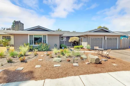 Eugene Retreat walk to Autzen & Pet-Friendly