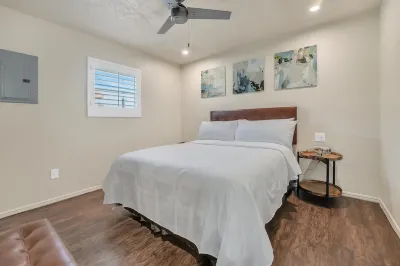 Oak's Beautiful Contemporary Suite #02 Hotels in 
