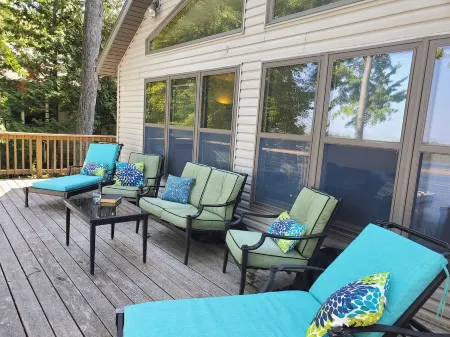 Perfect family get-away with lake front property & sandy shores on White Lake