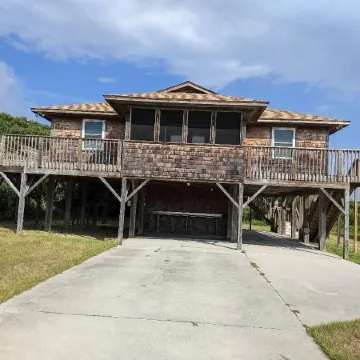 Kitty Hawk Corner Cottage 2 Blocks from the Beach! Pet Friendly!