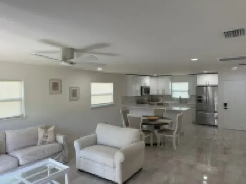 Stylish cozy apt, central location, self check-in, perfect for exploring.