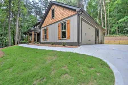 Stunning Woodsy Retreat w/ Hot Tub + Firepit Near Vineyards/Orchards/Downtown