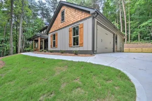 Stunning Woodsy Retreat w/ Hot Tub + Firepit Near Vineyards/Orchards/Downtown