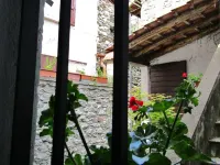 Welcoming cozy apartment in a quaint medieval village Hotels in Plesio