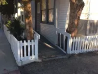 Gingerbread house Hotels in Lone Pine