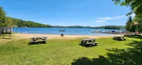 Welcoming Eagle Bay Cottage — 2 min walk to private Fourth Lake beach!