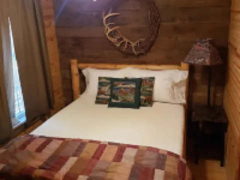 Cabin overlooking creek close to National Forrest a great place to relax 約翰遜縣酒店