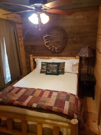 Cabin overlooking creek close to National Forrest a great place to relax