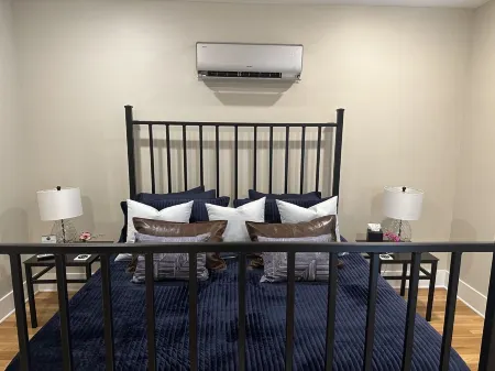 Thompson House #2-Overlooking City Park. Walk to Campus, Aggieville & Downtown Отели рядом с достопримечательностью «Alpha Xi Delta»