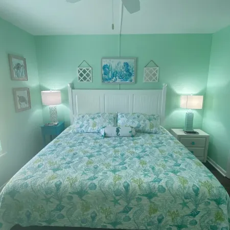 #1 Vrbo Rated Surf City Condo!  1 Min Walk to Beach & Pool!  1 Bedroom + Bunks