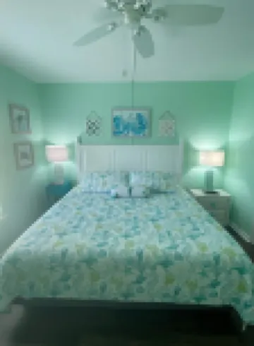 #1 Vrbo Rated Surf City Condo!  1 Min Walk to Beach & Pool!  1 Bedroom + Bunks