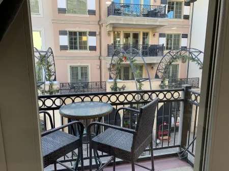 1 min. walk to Ski Lift/Gondola, shopping & dining! Perfect location!New Remodel