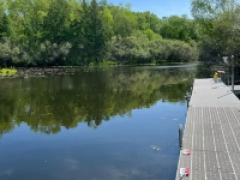 Spacious Summer Escape: Private Backyard, Dock & Fire Pit, Channel Waterfront Hotels in Breezy Point