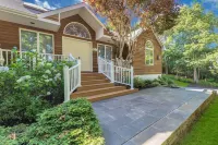 Hamptons - Pool & Private Tennis Court, Hot Tub, 2 Pickleball Courts Hotels in Hampton Bays