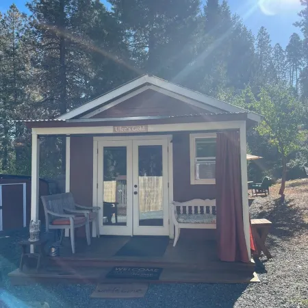 Ulee’s Gold: Cozy Cottage + Loft + Pet-Friendly