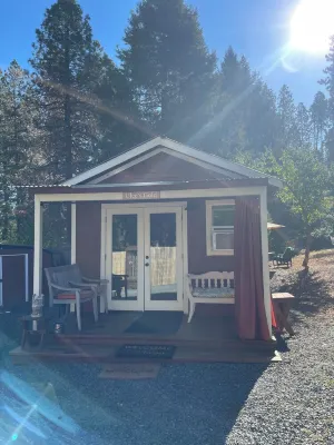 Ulee’s Gold: Cozy Cottage + Loft + Pet-Friendly