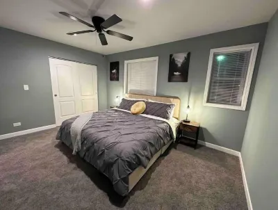 Oak Park 3000 sq ft, sleep 16 Hotel in zona Oak Park Public Library