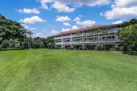 Newly remodeled with AC, gorgeous ground floor condo 87, 3 min walk to beach