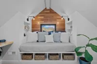 Tiny Home a fantastic Location close to 9th Street!