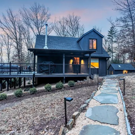 Dreamtime Hillside Cabin w/ hot tub, fire pit, expansive deck