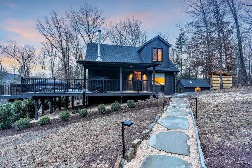 Dreamtime Hillside Cabin w/ hot tub, fire pit, expansive deck - Hytter