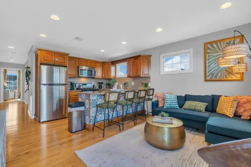 Walk To Beach, Parking for 3 cars, Towels + Linens Included, 4 beach badges