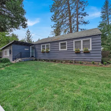 Burney Falls Bungalow - Comfy Atmosphere - Great Location!