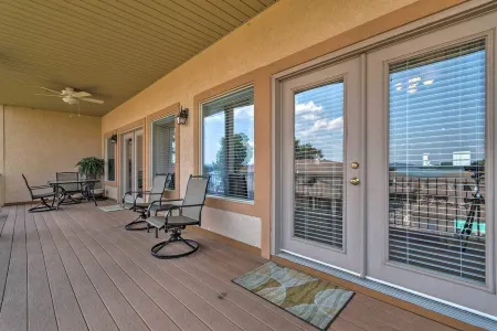 Lakeview Condo w/ Balcony+Pool Access, Sunrise View!