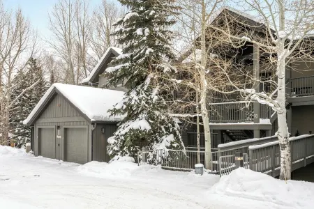 Cozy Beaver Creek Getaway Minutes From Ski Lift!