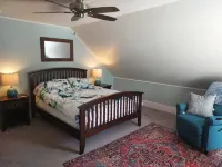 Hawks Mountain Farm, full apartment on a working farm. Отели в г. 