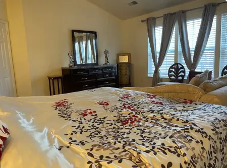 Comfy Deluxe Getaway Resort Отели в г. Небско