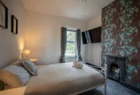 Spacious, sleeps 8, dog friendly, safe garden