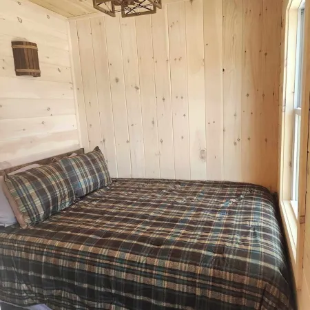Cozy Cabin in Lovely Errol with Direct Trail Access, Close to Town (Cabin 2) Отели в г. Эррол