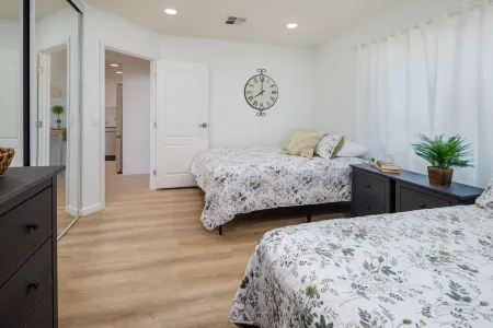 Stunning Lake Views!! Short walk to London Bridge, Lake, Restaurants, and Shops!