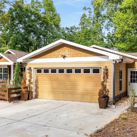 Cozy 4bd lakefront home in Lake Lanier w/ HotTub, FirePit, Private dock, Wifi