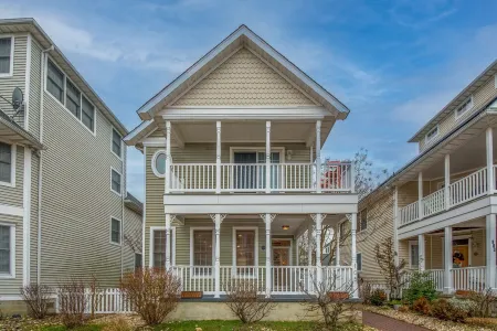 Luxury Beachside Vacation Getaway-OceanView, King beds, Steps to beach, Casino Отели рядом с достопримечательностью «Бордуолк»