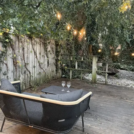 Row-home 3min drive to Central Market,Office,Patio w/ Fire Pit, Artistic Accents