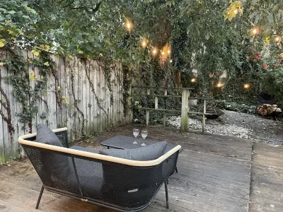 Row-home 3min drive to Central Market,Office,Patio w/ Fire Pit, Artistic Accents